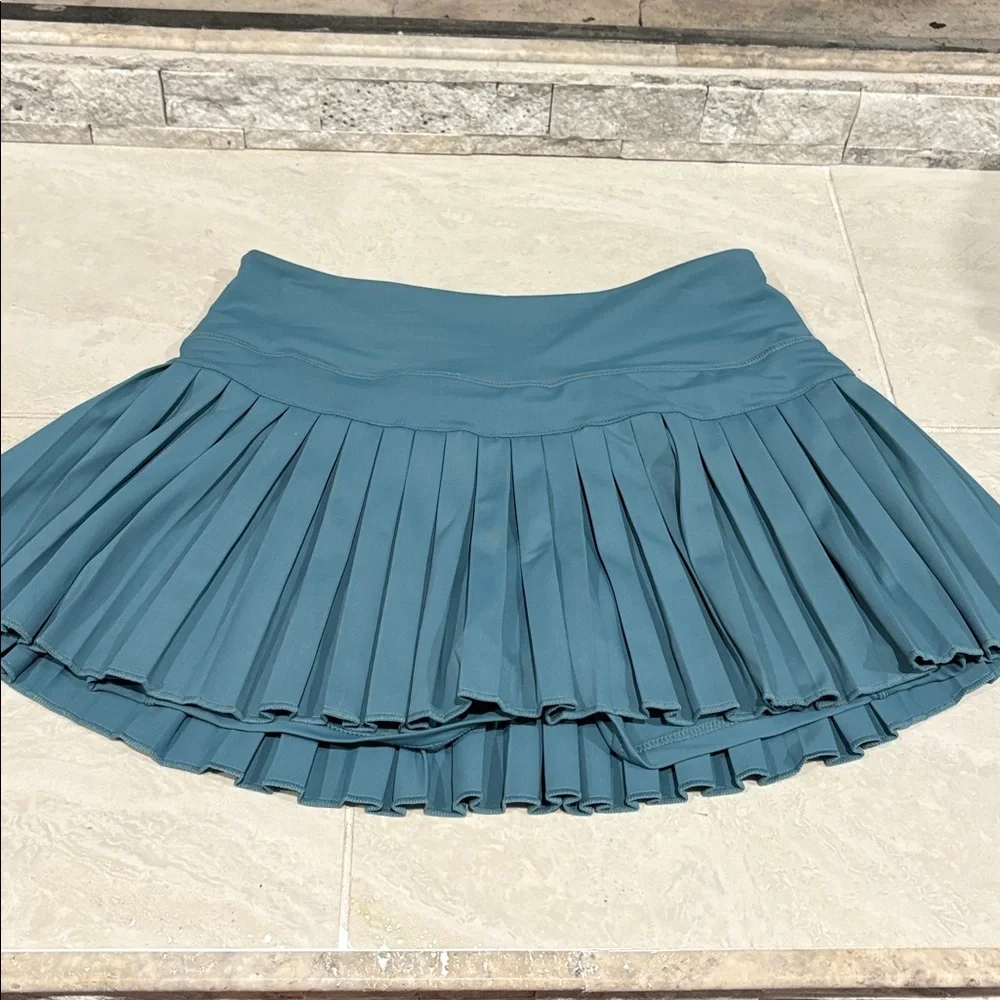 NWOT Gold Hinge Skort - Picture 3 of 3